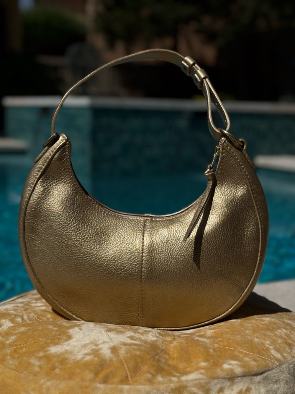 Classic Nora in metallic gold - Picture 3 of 10